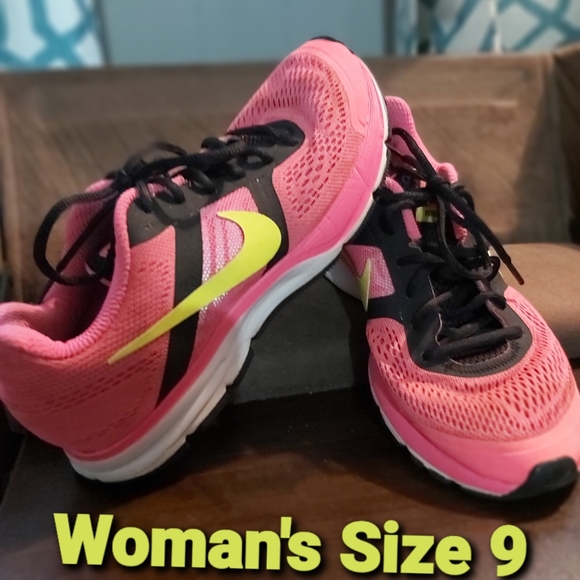 Nike Shoes - Woman's Nike tennis shoes